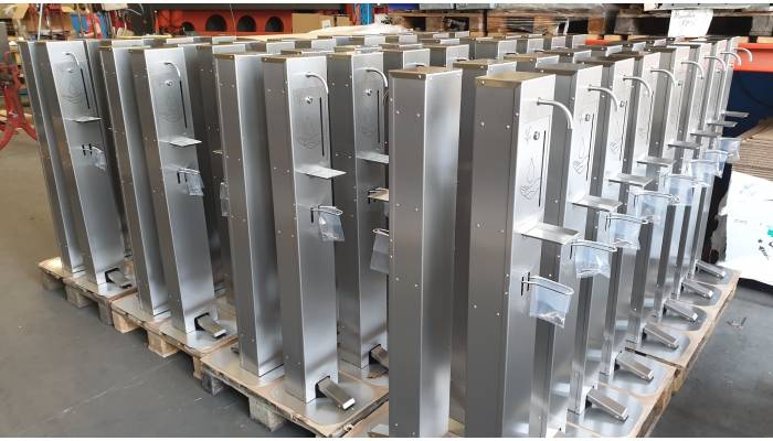 Desinfectiezuilen en wanddispensers.